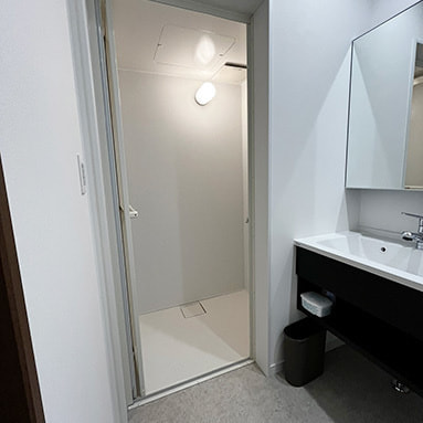 家族葬 彩来(さら)控室の洗面・シャワー室